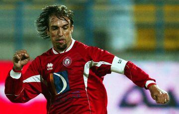 En 2004 jugó su última temporada como profesional en el Al-Arabi de Catar. Con 35 años dijo adiós a una brillante carrera.