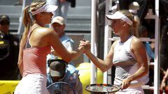 Maria Sharapova y Caroline Wozniacki se saludan al t&eacute;rmino de su partido en el Mutua Madrid Open de 2015.
