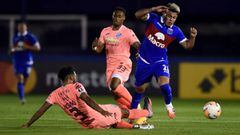Victoria (Argentina), 22/09/2020.- Atletico Tigre&#039;s Ivan Bolano (R) in action against Bolivar&#039;s Adrian Jusino (L) during a match of Group B of the Copa Libertadores, between the Argentine Atletico Tigre and the Bolivian Bolivar, in Victoria, Arg