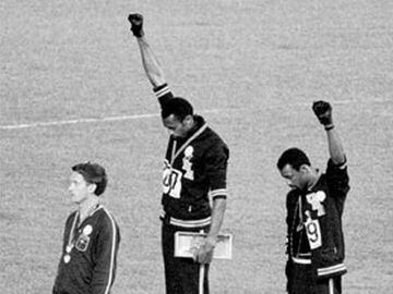 Estos dos velocistas estadounidenses marcaron uno de los momentos más recordados de los Juegos Olímpicos de México 1986. Smith se llevó el oro y Carlos el bronce en los 200 metros. Cuando subieron al podio de premiación, ambos que levantaron el puño, portando un guante negro, y bajaron la cabeza haciendo el gesto de las Panteras Negras, debido a conflictos raciales que había en su país. Fueron regresados antes de tiempo, donde los juzgaron severamente. Su caso sirvió para dar a conocer las injusticias y racismo que había en aquella época en Estados Unidos.