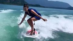 La canadiense Cassandra Lee practicando wakessurf en tacones y un vestido azul en un lago del Canad&aacute;. 
