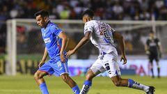 Carlos Rodríguez y Christian Rivera disputan un balón en el duelo entre Querétaro y Cruz Azul