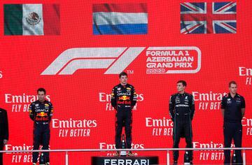 Max Verstappen, Sergio Pérez y George Russell en el podio de Bakú.
