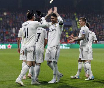 Ramos felicita a Bale por su gol al Plzen.