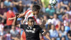 Los colombianos Bernardo Espinosa y Luis Fernando Muriel en la disputa por un bal&oacute;n a&eacute;reo en el juego entre Girona y Sevilla por la Liga Espa&ntilde;ola