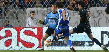 El preciso momento en que Ferran Corominas remata el gol que dio la salvación al Espanyol el 13 de mayo de 2006.