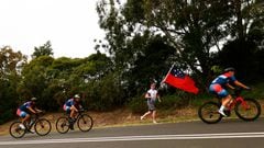 Los ciclistas Urlin Mulitalo, Jordan Afoa y Pearl Harris-Blain, del equipo de Samoa, compiten durante la crono mixta de relevos por equipos de los Mundiales de Ciclismo en Carretera de Wollongong.