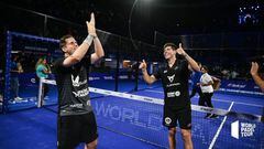 Paquito Navarro aplaude y Tello levanta las manos tras el título en México.