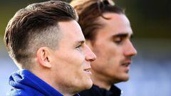 France&#039;s forward Kevin Gameiro (L) and forward Antoine Griezmann run during a training session in Clairefontaine, near Paris, on March 21, 2017, as part of the team&#039;s preparation for the upcoming World Cup 2018 qualifiers.    / AFP PHOTO / FRAN