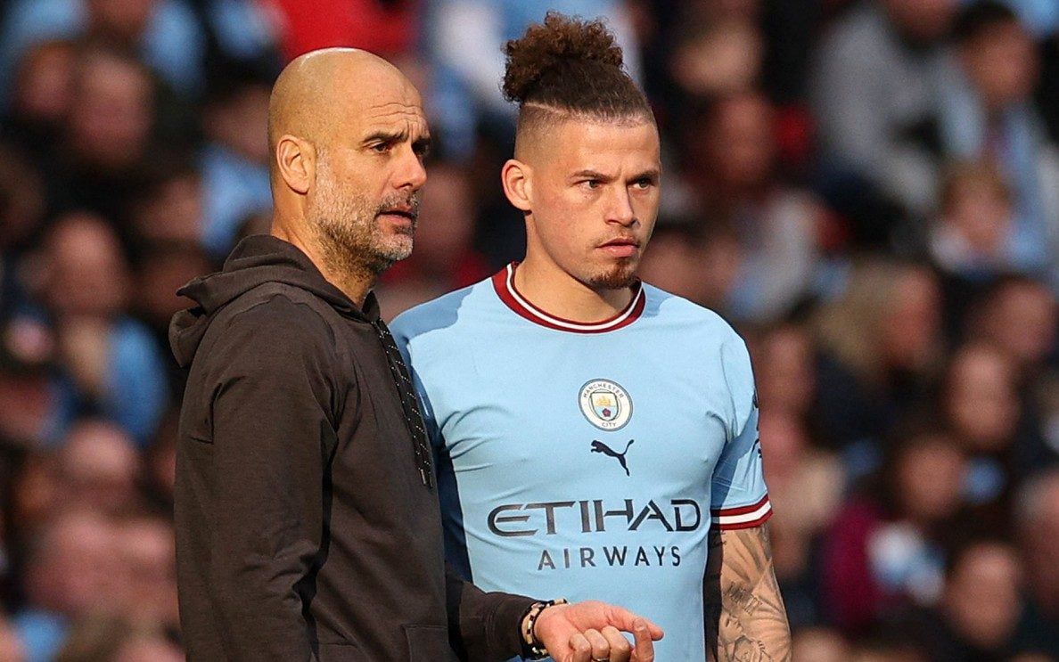 Pep Guardiola, entrenador del Manchester City, da instrucciones a Kalvin Phillips.