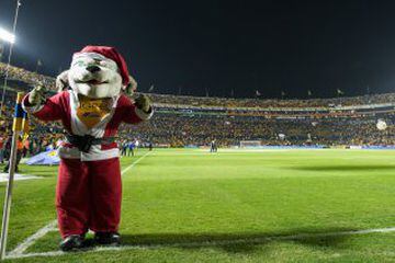 Hasta Santa Claus estuvo en el Volcán para ver la primera parte de la Final entre Tigres y Pumas.


