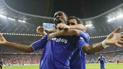 Los jugadores del Chelsea, Didier Drogba y Juan Mata, durante la final de la Champions 2011-2012.
