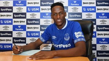 Yerry Mina firmando su contrato con el Everton de Inglaterra