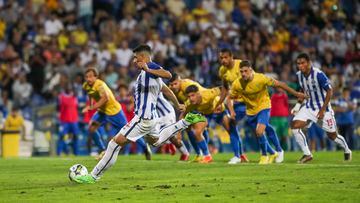 Estoril (Portugal), 17/09/2022.- FC Porto's Mehdi Taremi scores the 1-1 equalizer from the penalty spot during the Portuguese First League soccer match between GD Estoril Praia and FC Porto in Estoril, Portugal, 17 September 2022. EFE/EPA/JOSE SENA GOULAO
