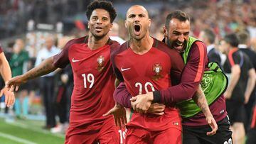 . Marseille (France), 30/06/2016.- Portugal&#039;s players Ricardo Quaresma (C), Eliseu (L) and Eduardo (R) celebrate after winning the shoot-out during the UEFA EURO 2016 quarter final match between Poland and Portugal at Stade Velodrome in Marseille, France, 30 June 2016.
 
 (RESTRICTIONS APPLY: For editorial news reporting purposes only. Not used for commercial or marketing purposes without prior written approval of UEFA. Images must appear as still images and must not emulate match action video footage. Photographs published in online publications (whether via the Internet or otherwise) shall have an interval of at least 20 seconds between the posting.) (Polonia, Marsella, Francia) EFE/EPA/BARTLOMIEJ ZBOROWSKI POLAND OUT EDITORIAL USE ONLY