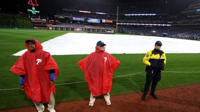 Game 3 of the World Series Is Postponed Because of Rain - The New