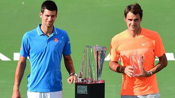 Novak Djokovic y Roger Federer posan en la entrega de premios del BNP Paribas Tennis Open de Indian Wells tras la final del torneo, en la que se impuso Djokovic por 6-3, 6-7 (5) y 6-2.