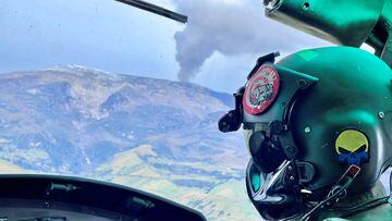A Colombian Air Force pilot flies over near the Nevado del Ruiz volcano, in Tolima, Colombia April 10, 2023. Colombian Air Force/Handout via REUTERS ATTENTION EDITORS - THIS IMAGE WAS PROVIDED BY A THIRD PARTY. MANDATORY CREDIT. NO RESALES. NO ARCHIVES