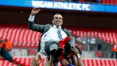 Roberto Martínez celebra la consecución de la FA Cup ante el Manchester City como técnico del Wigan Athletic.