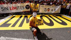 Un aficionado del Valencia, en la protesta contra LIm.