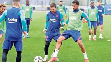 Messi y Matheus pugnan por un bal&oacute;n en un rondo en presencia de Jordi Alba y Konrad, en el entrenamiento de ayer.