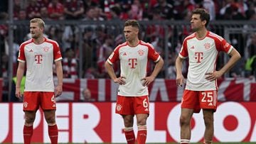 (L-R) Bayern Munich's Dutch defender Matthijs de Ligt, Bayern Munich's midfielder Joshua Kimmich and Bayern Munich's striker Thomas Mueller react