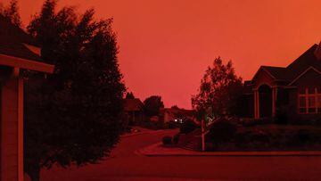 Foto tomada desde la casa de Russ Casler en Salem, Oreg&oacute;n, muestra el cielo oscurecido por el humo mucho antes del atardecer, alrededor de las 5 p.m., el martes 8 de septiembre de 2020.