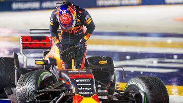 SINGAPORE - SEPTEMBER 17:  Max Verstappen of Red Bull Racing and The Netherlands during the Formula One Grand Prix of Singapore at Marina Bay Street Circuit on September 17, 2017 in Singapore.  (Photo by Peter J Fox/Getty Images)