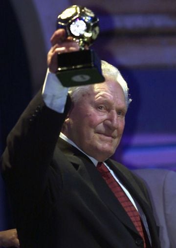 Josef "Peppi" Bican recogiendo en enero de 2001, a los 87 años, el trofeo al máximo goleador en Primera División de la historia del fútbol.