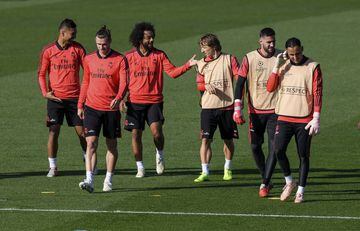 Keylor Navas, Kiko Casilla, Modric, Marcelo, Gareth Bale y Casemiro en el entrenamiento del Real Madrid. 