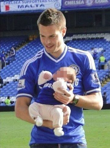 En marzo de 2014, siendo ya jugador del Chelsea, se convirtió en padre de una niña (Martina) con su novia de toda la vida Adriana Guerendiain. Se casaron un año después