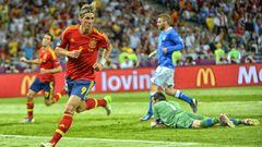 Spanish forward Fernando Torres (L) scores against Italian goalkeeper Gianluigi Buffon during the Euro 2012 football championships final match Spain vs Italy on July 1, 2012 at the Olympic Stadium in Kiev.   AFP PHOTO / PIERRE-PHILIPPE MARCOU