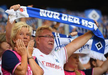 Aficionados del Hamburgo no pueden reprimir las lágrimas tras el primer descenso del club hanseático.