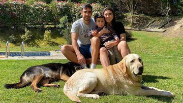 Pablo Lima con su familia y sus perros en Madrid,