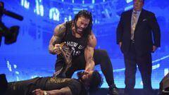 Roman Reigns ataca a Jey Uso en SmackDown.