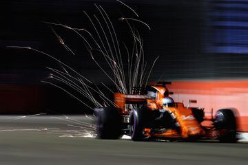 Fernando Alonso conduciendo su McLaren Honda.