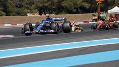 Lando Norris detrás de Fernando Alonso en el GP de Francia 2022.