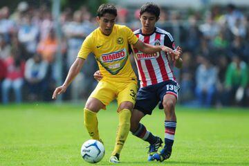 Govea controla el balón en la categoría sub-17 contra Chivas.