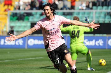 En la temporada 2009/10 el Palermo se lo trajo del C.A. Huracán argentino. Tras su paso por el conjunto italiano fichó por el PSG.