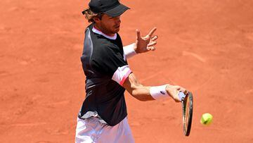Paris (France), 03/06/2023.- Nicolas Jarry of Chile plays Marcos Giron of the United States in their Men's Singles third round match during the French Open Grand Slam tennis tournament at Roland Garros in Paris, France, 03 June 2023. (Tenis, Abierto, Francia, Estados Unidos) EFE/EPA/CAROLINE BLUMBERG
