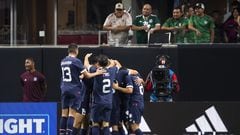 Jugadores de Paraguay festejan el gol contra de México.