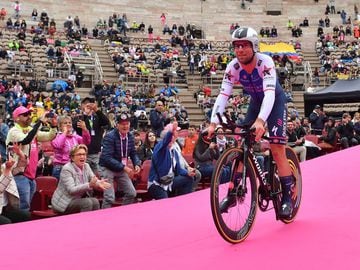 Recopilación de las mejores imágenes de la última etapa del Giro de Italia 2022 con un recorrido de 17,4 kilómetros en contrarreloj en la ciudad de Verona. En la imagen, Mark Cavendish.