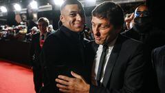 Paris Saint-Germain's French forward Kylian Mbappe (L) shakes hands with PSG's Brazilian sporting director Leonardo before the  2021 Ballon d'Or France Football award ceremony at the Theatre du Chatelet in Paris on November 29, 2021. (Photo by FRANCK FIFE / AFP) 
PUBLICADA 30/11/21 NA MA05 1COL