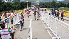 FILE PHOTO: People cross the Simon Bolivar International Bridge on the border between Colombia and Venezuela as Colombia's President-elect Gustavo Petro aims to normalize relations and encourage trade with Venezuela, as seen from Villa del Rosario, Colombia June 28, 2022. Picture taken June 28, 2022. REUTERS/Carlos Eduardo Ramirez/File Photo