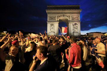 Los aficionados franceses celebraron la clasificación de su selección para la final del Mundial. 