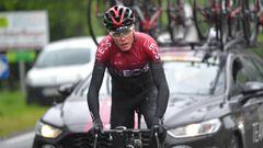 Chris Froome rueda con el maillot del Ineos durante una etapa del Criterium del Dauphin&eacute; 2019.