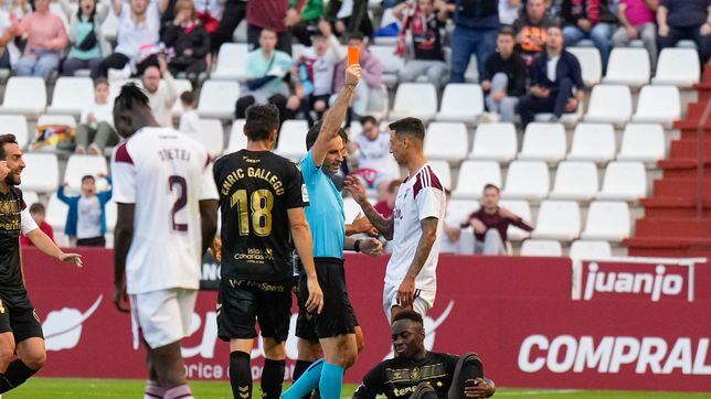 Tres expulsiones y dos penaltis en contra para el Albacete en el Carlos Belmonte