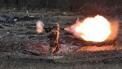 A Ukrainian service member fires a RPG-7 anti-tank grenade launcher during offensive and assault drills, amid Russia's attack on Ukraine, in Zaporizhzhia Region, Ukraine January 23, 2023. REUTERS/Stringer     TPX IMAGES OF THE DAY