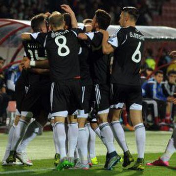 Los jugadores albaneses celebran su primer gol ante Armenia.