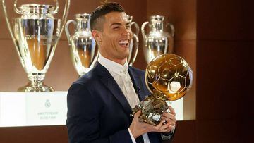 Cristiano Ronaldo posa con el cuarto Balón de Oro que consiguió el año pasado.